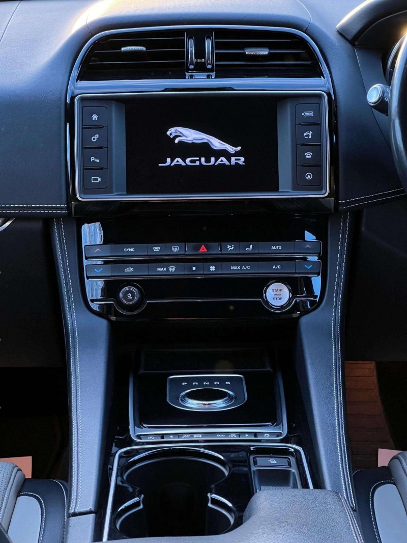 JAGUAR F-PACE