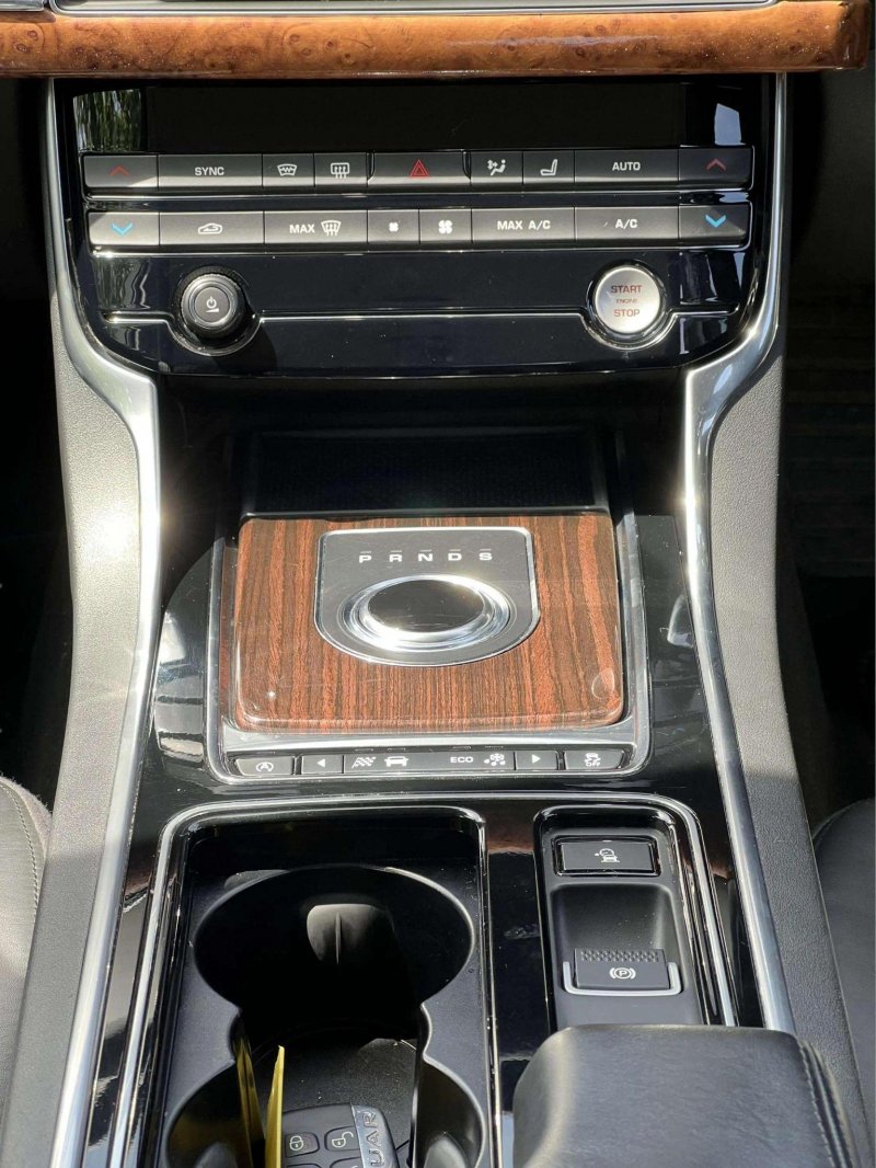 JAGUAR XF